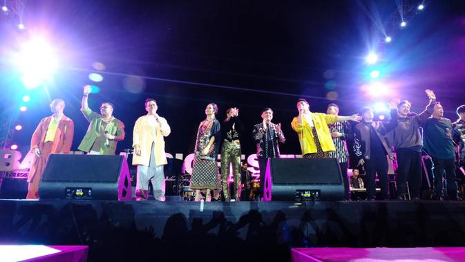 Penampilan Yovie and His Friends dalam konser Batik Music Festival 2019 yang digelar di Candi Prambanan, Yogyakarta, Sabtu (5/10/2019). (Foto: Rajawali Indonesia)