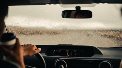 Panduan Hilangkan Embun di Kaca Mobil Saat Hujan: Cara Cepat, Bahan Rumahan, dan Pencegahan