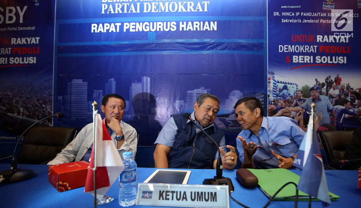 Ketua Umum DPP Partai Demokrat, Susilo Bambang Yudhoyono (tengah) berbincang dengan Sekjen Hinca Pandjaitan (kanan) jelang memimpin rapat darurat DPP Partai Demokrat di Jakarta, Rabu (3/1). Rapat berlangsung tertutup. (Liputan6.com/Helmi Fithriansyah)