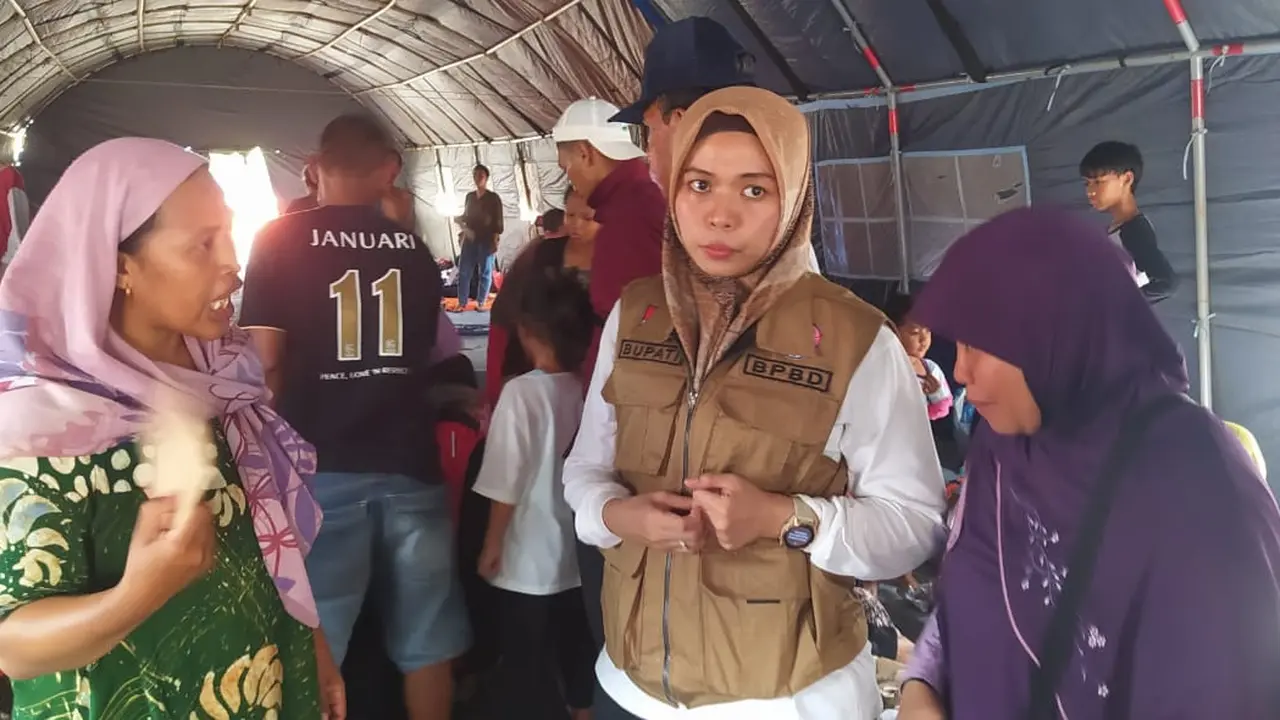 KPU Demak menunda dan memberlakukan pemungutan dan penghitungan suara susulan di 9 desa karena banjir masih menggenangi desa setempat. (Liputan6.com/Arief Pramono)