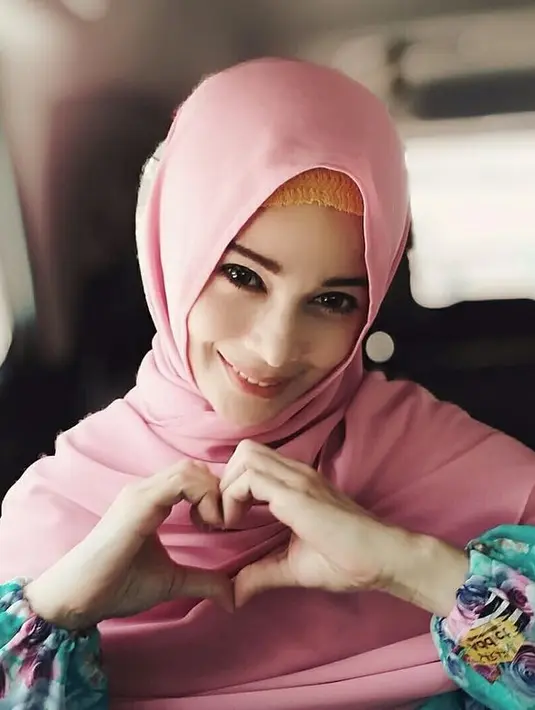 "Enggak juga sih, kan udah punya tanggung jawab yang lebih besar lagi," kata pemeran Ainun dalam sinetron Anak-anak Manusia ini. [Instagram/jihanfahirareal]