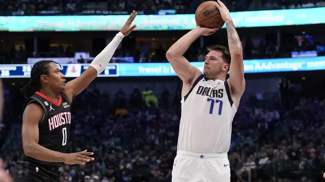 Luka Doncic saat Mavericks melawan Houston Rockets di lanjutan NBA