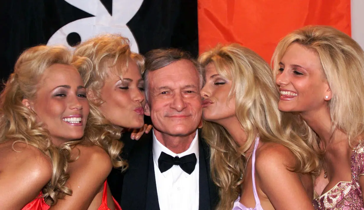 Hugh Hefner bersama para model Playboy saat menghadiri Festival Film Cannes ke-52 di Prancis pada 14 Mei 1999. Hef meninggalkan seorang istri, Crystal, dan empat anak yakni Christie, David, Marston, dan Cooper. (AP Photo/Laurent Rebours, File)