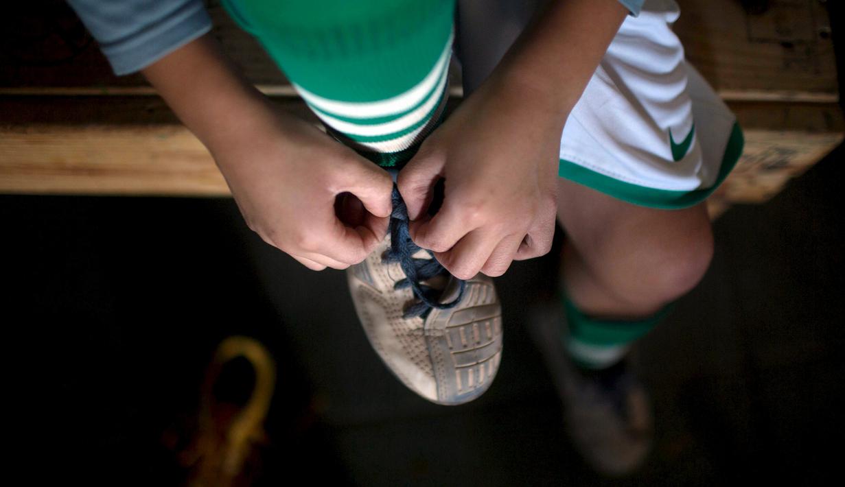 Seorang bocah bersiap meakukan latihan. (REUTERS/Pablo Sanhueza)