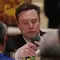 Elon Musk menggunakan ponselnya saat jamuan makan malam kenegaraan untuk Presiden Donald Trump dan Presiden China Xi Jinping di Beijing. (AP Photo/Mark Schiefelbein, File)