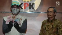 Petugas dan Wakil Ketua KPK Alexander Marwata menunjukkan barang bukti hasil Operasi Tangkap Tangan di Yogyakarta saat konferensi pers di Jakarta, Selasa (20/8/2019). KPK menetapkan dua jaksa dan seorang pengusaha sebagai tersangka dalam OTT pada Senin (19/8) di Yogyakarta. (merdeka.com/Dwi Narwoko)