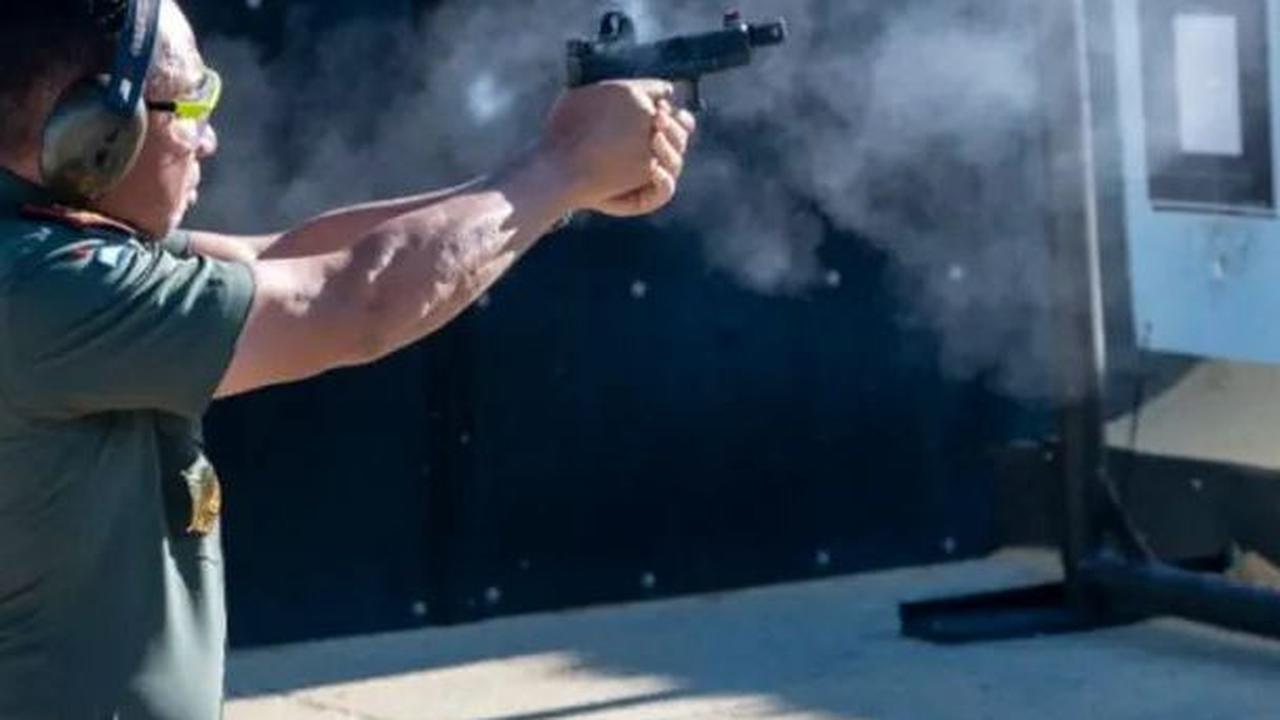 Menariknya, Agus Subiyanto terlihat turut mencoba menembak pistol standar milik SASR. <br>