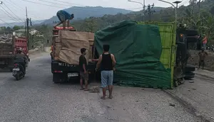 Detik-detik Truk Hilang Kendali Tabrak Pemotor di Lampung
