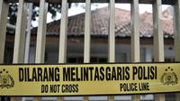 Garis polisi terpasang di pagar sebuah rumah yang dijadikan klinik aborsi ilegal di Jalan Paseban Raya, Jakarta, Minggu (16/2/2020). Polda Metro Jaya membongkar praktik klinik aborsi ilegal yang sudah beroperasi sejak 2018 silam pada Jumat, 14 Februari 2020. (merdeka.com/Iqbal S Nugroho)