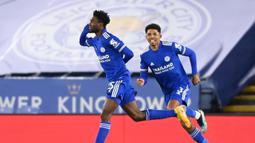 Gelandang Leicester City, Wilfred Ndidi (kiri) melakukan selebrasi usai mencetak gol pertama timnya ke gawang Chelsea dalam laga lanjutan Liga Inggris 2020/21 pekan ke-19 di King Power Stadium, Leicester, Selasa (19/1/2021). Leicester City menang 2-0 atas Chelsea. (AFP/Michael Regan/Pool)