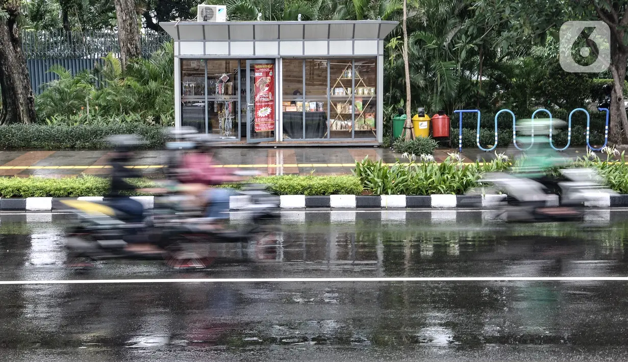 Kendaraan melintas di depan Kios Jakpreneur di Jalan Jenderal Sudirman, Jakarta, Rabu (3/2/2021). Pemprov DKI Jakarta bersama Pasar Jaya menghadirkan Kios Jakpreneur di kawasan Sudirman. (merdeka.com/Iqbal S. Nugroho)