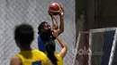 Pebasket Merpati Bali, Jacklien Ibo melakukan tembakan saat dihadang rekannya pada sesi latihan di Futsal Hut, Asaba Arena, Jumat (20/1/2017).  (Bola.com/Nicklas Hanoatubun)
