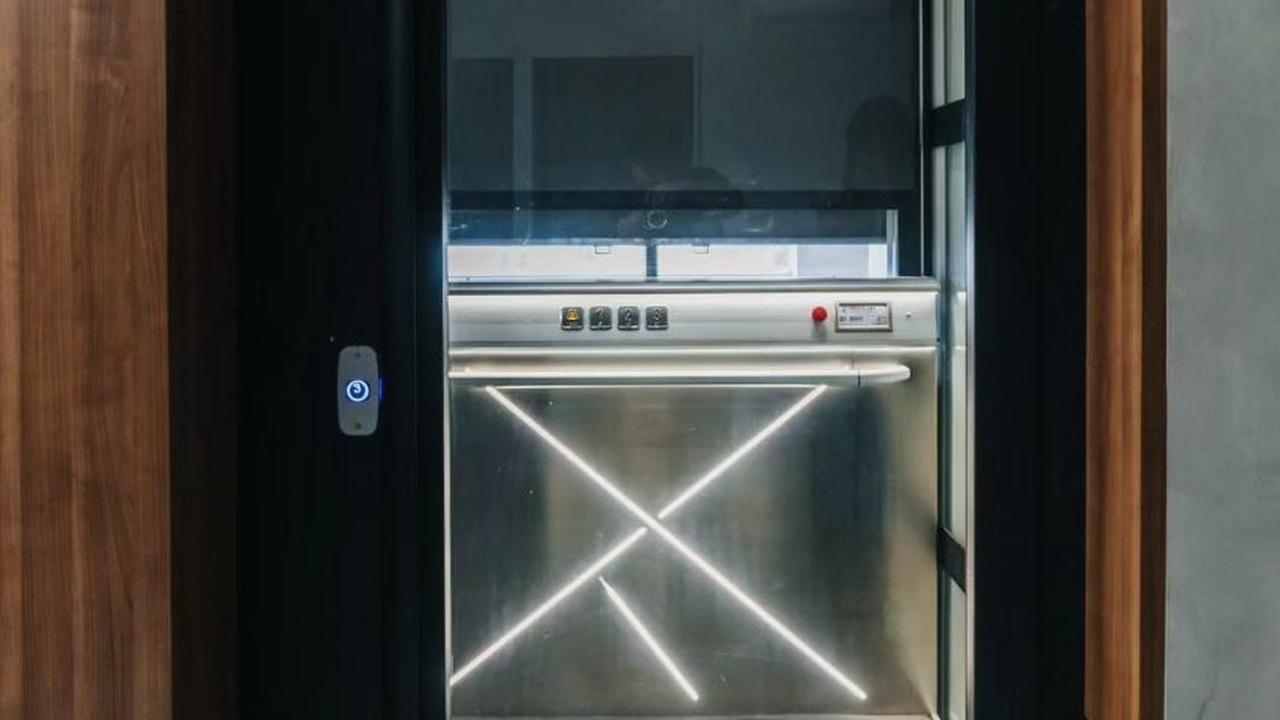 Lift kecil itu sangat membantu Shanju yang sedang hamil, memudahkan mobilitasnya di dalam rumah.