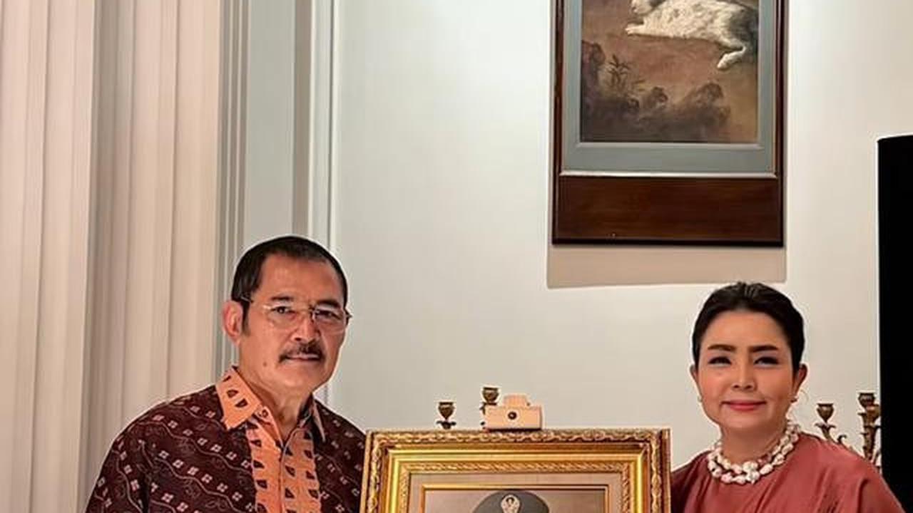 Potret Mayangsari Hadiri Dinner Acara Keluarga, Tampil Anggun dan Elegan Bersama Suami