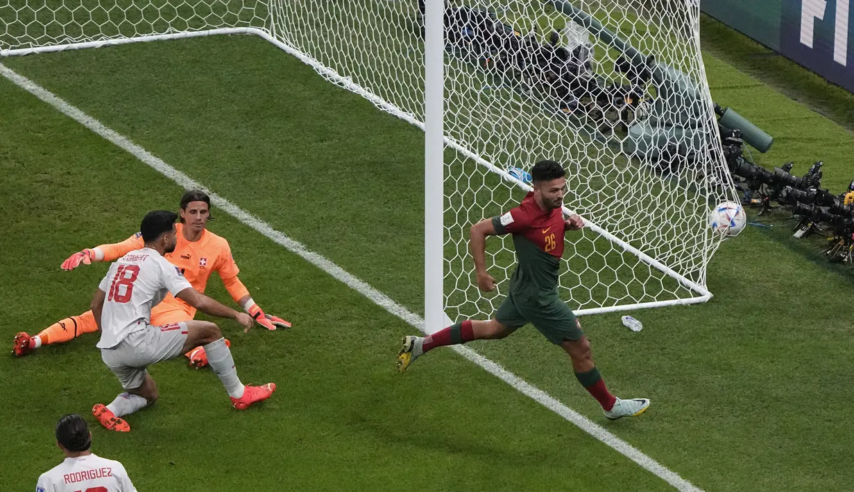 <p>Ramos kembali mencatatkan namanya di papan skor pada menit ke-51. Pemain Benfica itu sukses mengkonversi umpan dari&nbsp;Diogo Dalot&nbsp;menjadi gol ketiga Portugal. (AP/Ariel Schalit)</p>