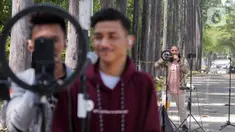 Konten kreator TikTok saat "live streaming" TikTok dengan bernyanyi di kawasan Kanal Banjir Timur (KBT), Duren Sawit, Jakarta Timur, Sabtu (7/9/2024). (Liputan6.com/Herman Zakharia)