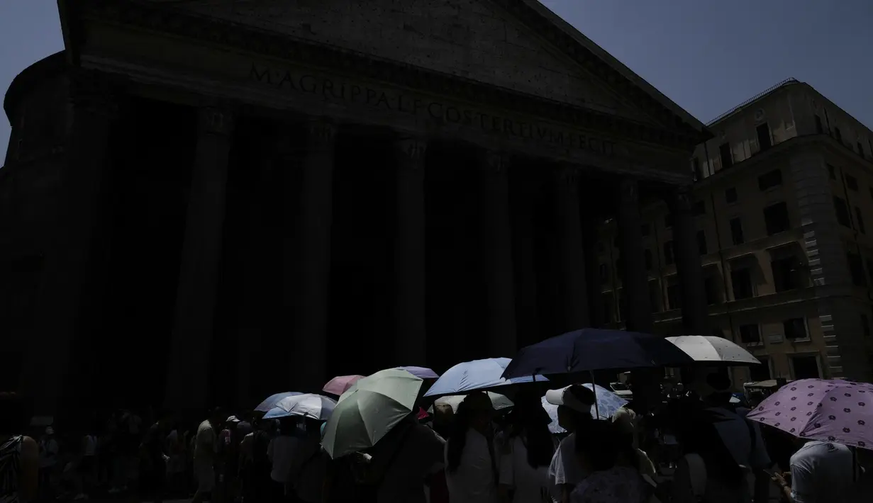 Peringatan risiko kesehatan untuk segmen populasi yang paling rapuh akan diberlakukan di Bolzano, Florence, Frosinone, Palermo, Perugia, Rieti, Roma, Turin, dan Viterbo.  (AP Photo/Gregorio Borgia)