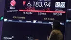 Pekerja berdiri dekat layar digital pergerakan Indeks Harga Saham Gabungan (IHSG) di Bursa Efek Indonesia (BEI), Jakarta, Jakarta, Selasa, 28 Juli 2026. (KLY/ Arie Basuki)