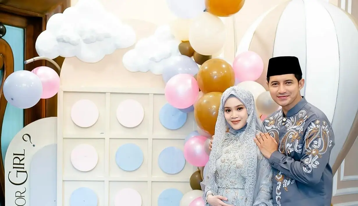 Chand Kelvin juga tak kalah memukau dengan busana tradisional modern. Ia mengenakan kemeja bernuansa abu-abu dengan bordir emas yang senada dengan detail gaun Dea.  [@chand_kelvin].