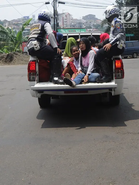 Mobil Dinas Perhubungan Kota Bogor dikerahkan saat aksi mogok sopir Angkutan Kota (angkot) 08 dan 09 di kawasan Tugu Kujang, Selasa (13/11). Aksi mogok memprotes pengoperasian angkot modern itu membuat ratusan penumpang terlantar (Merdeka.com/Arie Basuki)