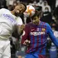 Laga dimulai dengan tempo tinggi. Barcelona dan Real Madrid saling bermain terbuka, namun Los Blancos lebih dominan di 10 menit pertama. (AP/Hassan Ammar)