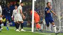 Pemain Chelsea Cesar Azpilicueta (kanan) mencetak gol ke gawang Lille pada pertandingan Grup H Liga Champions di Stadion Stamford Bridge, London, Inggris,  Selasa (10/12/2019). Chelsea menang 2-1 dan lolos ke babak 16 besar Liga Champions. (AP Photo/Thanassis Stavrakis)