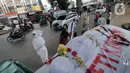 Petugas mengenakan kostum pocong saat razia penggunaan masker di kawasan Andara, Jakarta Selatan, Kamis (3/9/2020). Sejumlah razia dilakukan untuk mendisiplinkan warga mengenai protokol kesehatan menyusul masuknya DKI Jakarta ke dalam zona merah COVID-19. (merdeka.com/Arie Basuki)