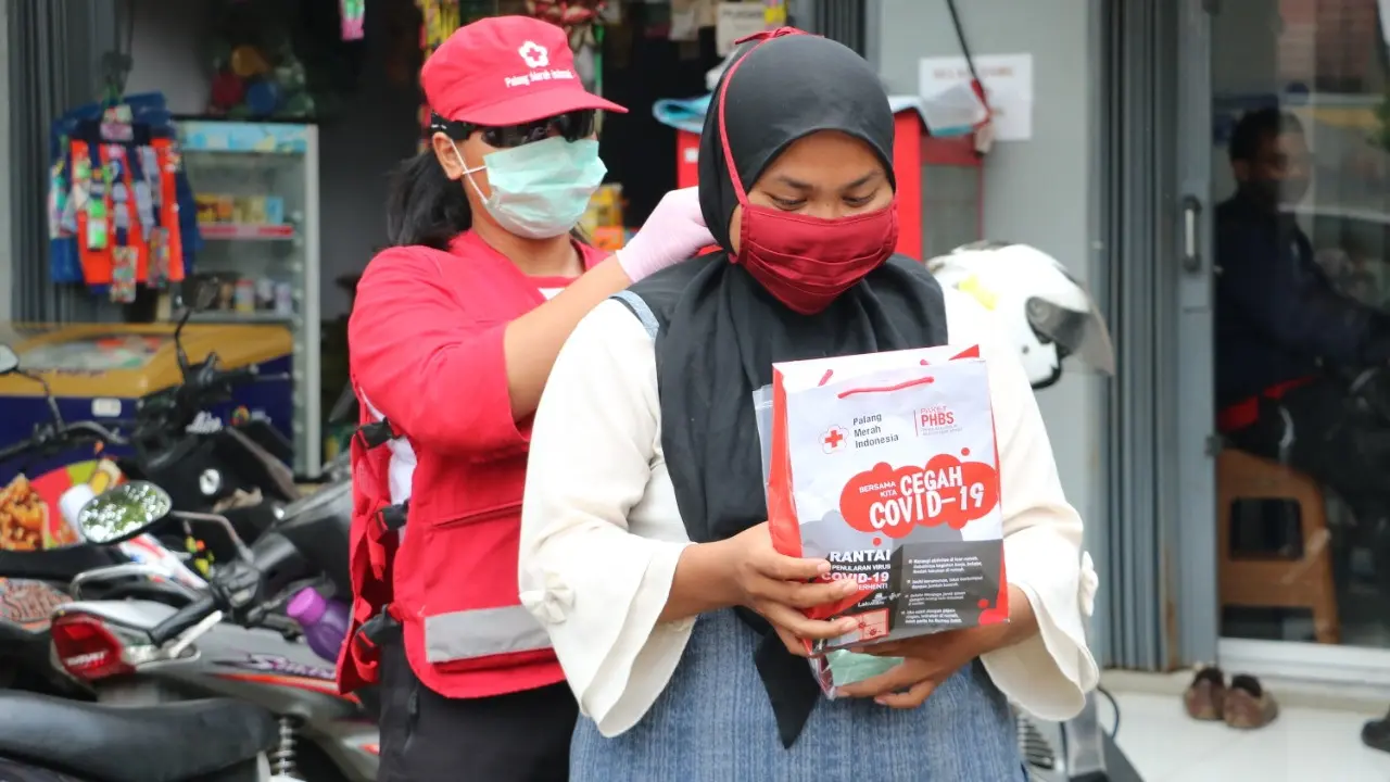 PMI membantu masyarakat menggunakan masker