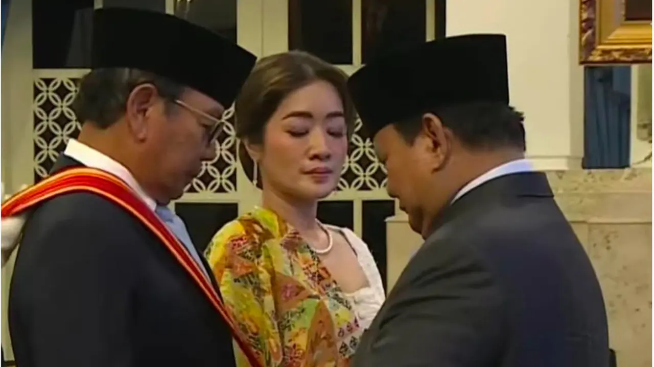 Presiden Prabowo Subianto menganugerahkan Bintang Mahaputra Adipradana kepada mantan Gubernur Bank Indonesia (BI) Burhanuddin Abdullah dalam upacara resmi di Istana Negara. (Istimewa)