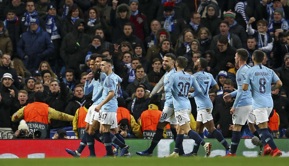 Para pemain Manchester City merayakan gol yang dicetak oleh Leroy Sane ke gawang Hoffenheim pada laga Liga Champions di Stadion Etihad, Rabu (12/12). Manchester City menang 2-1 atas Hoffenheim. (AP/Dave Thompson)