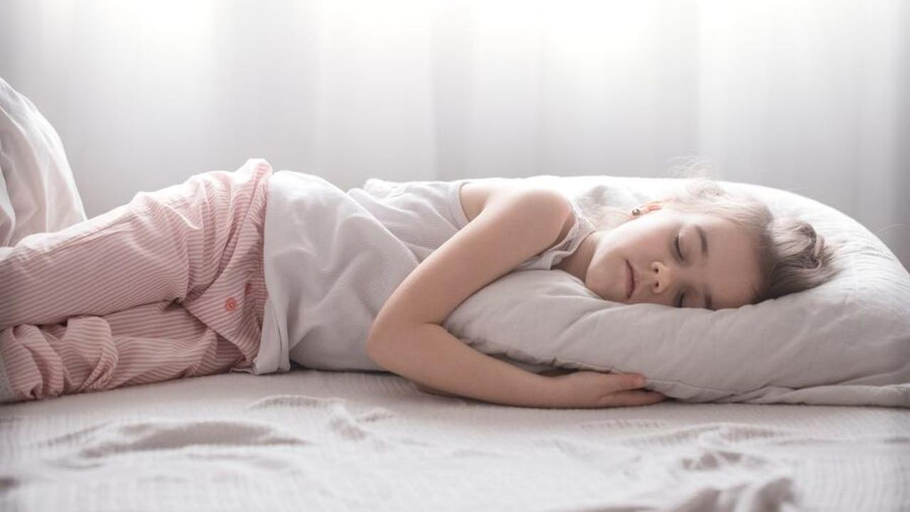 5.&nbsp;Aktivitas Fisik Sebelum Tidur<br>Aktivitas fisik intens sebelum tidur dapat membuat tubuh anak masih berusaha mendinginkan diri, sehingga menyebabkan keringat lebih banyak saat tidur.<br>