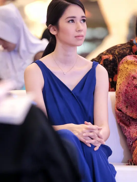 "Kalau pagi sebelum pergi bekerja, aku biasa peluk anak, ajak ngobrol, bermanjaan. Dengan begitu sudah sangat berarti untuk anak," kata Laura Basuki di Atrium Central Park, kawasan Jakarta Barat, Kamis (22/9/2016). (Adrian Putra/Bintang.com)