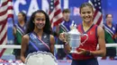 Petenis Inggris, Emma Raducanu (kanan) dan Leylah Fernandez dari Kanada berfoto dengan trofi usai pertandingan final tunggal putri US Open 2021 di Arthur Ashe Stadium, New York, Minggu (12/9/2021). Raducanu juara di usia yang masih muda, 18 tahun. (AP Photo/Seth Wenig)
