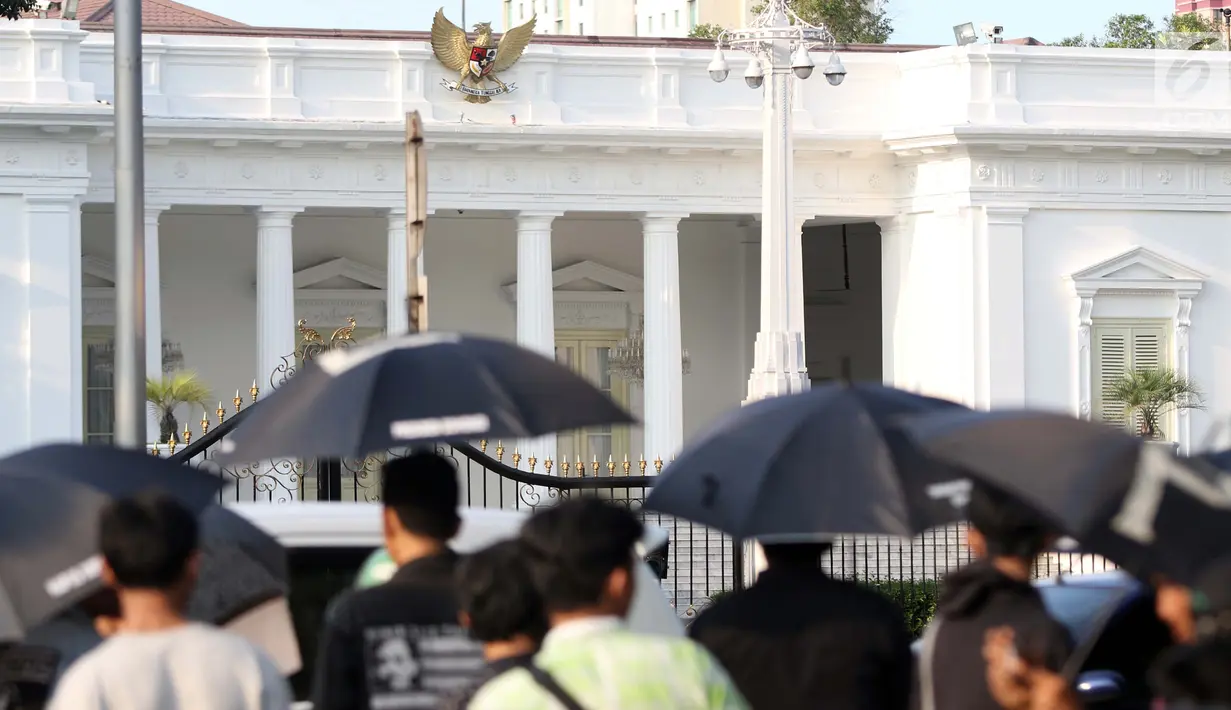 Peserta aksi Kamisan saat aksi di kawasan Silang Monas depan Istana Negara, Jakarta, Kamis (14/2). Seiring aksi Kamisan, JSKK meminta komitmen pemerintah untuk menyelesaikan kasus pelanggaran HAM masa lalu. (Liputan6.com/Helmi Fithriansyah)