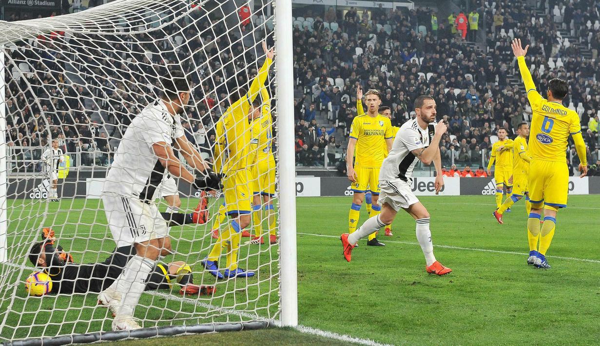 Bek Juventus, Leonardo Bonucci, melakukan selebrasi usai membobol gawang Frosinone pada laga Serie A di Stadion Allianz, Turin, Jumat (15/2). Juventus menang 3-0 atas Frosinone. (AP/Alessandro Di Marco)