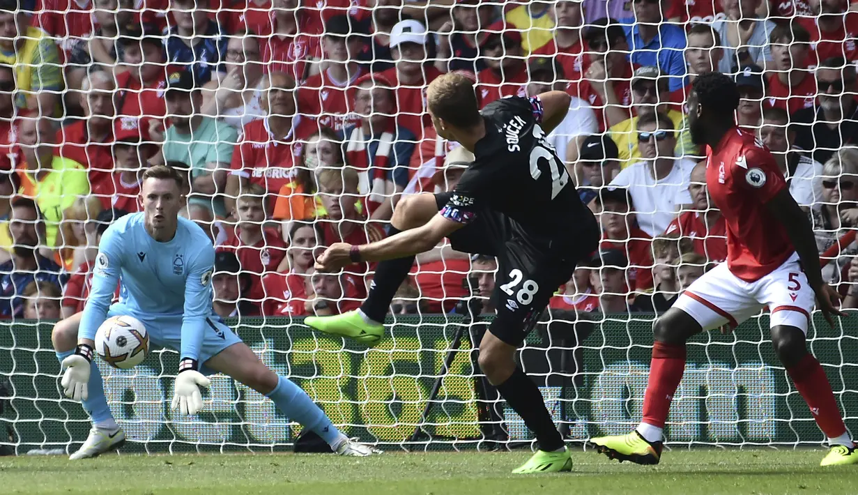 Selain itu, perbincangan semakin hangat setelah klub yang meminjamkan Henderson ke Nottingham, Manchester United, digulung oleh Brentford 4-0. Pada pertandingan itu, kiper utama MU, David de Gea tampil sangat buruk. (AP/Rui Vieira)
