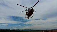 Rusmadi bersiap turun dari Helikopter untuk menyelamatkan korban. (foto : Liputan6.com / basarnas / edhie prayitno ige)