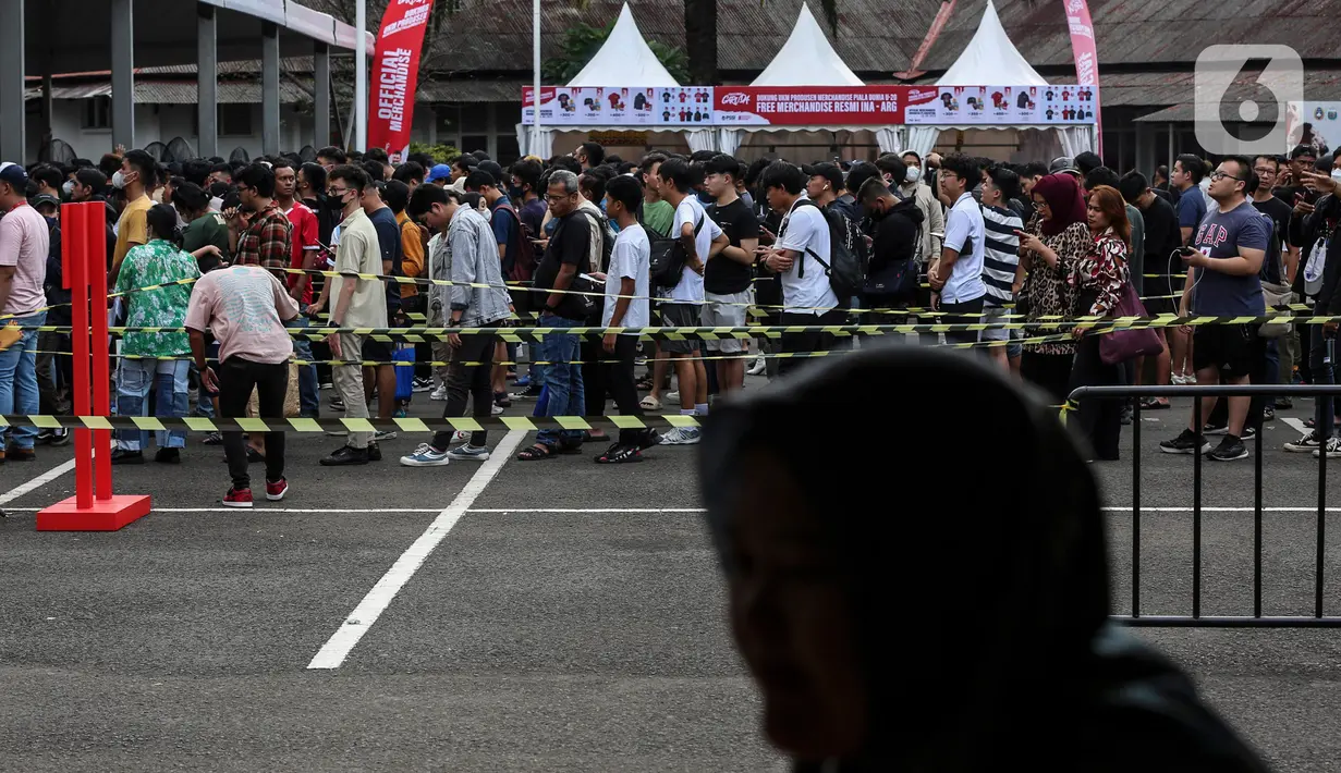 Sementara, pemegang tiket dari luar Jabodetabek bisa menukar tiket pada Senin (19/6) atau hari pertandingan. (Liputan6.com/Johan Tallo)
