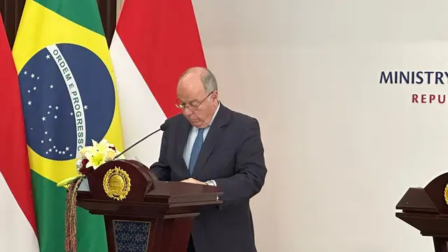 Menteri Luar Negeri Brasil Mauro Vieira (kiri) dalam pernyataan pers usai melakukan pertemuan bilateral di Jakarta, Senin (9/10/2023). (Liputan6/Benedikta Miranti)