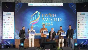 bank bjb menerima penghargaan "Pengembangan UMKM Terbaik" dari Ikatan Wartawan Ekonomi Bisnis (IWEB) pada ajang IWEB Award 2024 pada Selasa (17/9)/Istimewa.