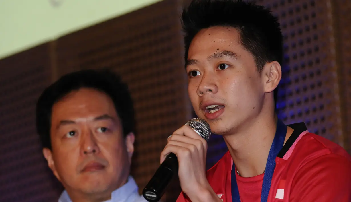 Pebulutangkis Kevin Sanjaya Sukamuljo (kanan) memberi keterangan jelang penyerahan bonus juara All England 2017, Jakarta, Rabu (22/3). Pebulutangkis Ganda, Kevin Sanjaya/Marcus F Gideon meraih juara All England 2017. (Liputan6.com/Helmi Fithriansyah) 