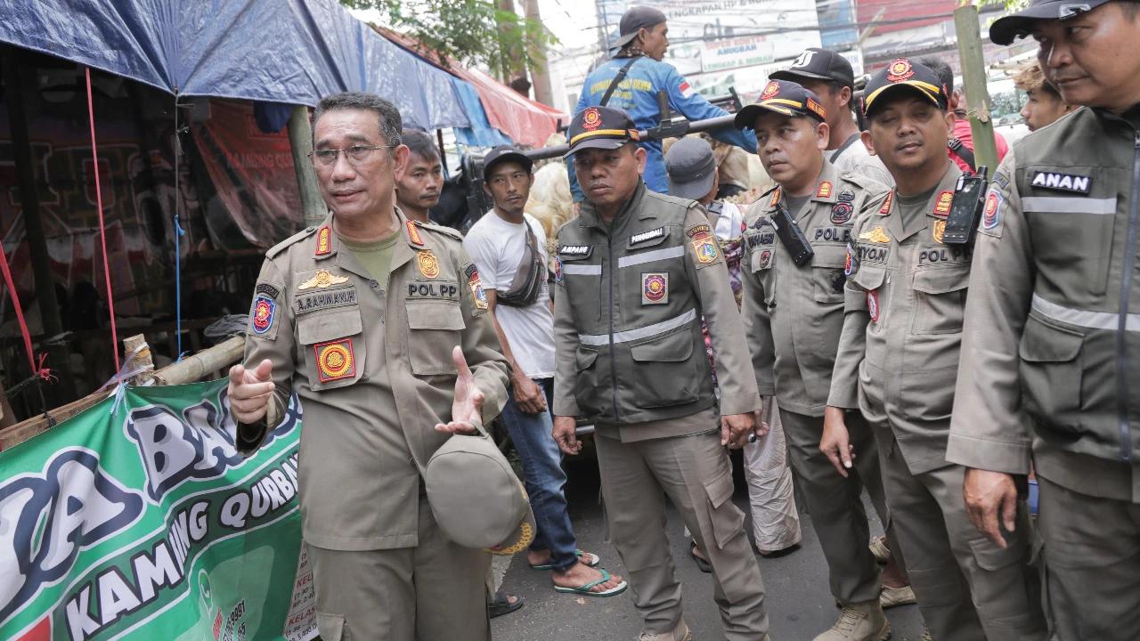 Satpol PP Tertibkan 5 Lapak Hewan Kurban yang Kuasai Trotoar di Jakpus