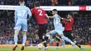 Di awal babak kedua, Manchester City yang superior dalam penguasaan bola mendapatkan peluang usai Riyad Mahrez dilanggar Fred di depan kotak penalti. Eksekusi tendangan bebas yang diambil Kevin De Bruyne masih dapat dimentahkan David De Gea. (AP/Jon Super)