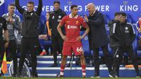 Pemain Liverpool, Trent Alexander-Arnold mendapatkan arahan dari pelatih Arne Slot saat masuk menggantikan Conor Bradley dalam laga lanjutan Liga Inggris 2024/2025 melawan Leicester City di King Power Stadium, Leicester, Inggris, Sabtu (20/04/2025) waktu setempat. (AP Photo/Rui Vieira)
