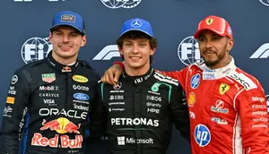 (Dari kiri) Pembalap Red Bull Racing asal Belanda, Max Verstappen, yang berada di posisi kedua, pembalap Mercedes asal Italia, Kimi Antonelli, yang meraih pole position, dan pembalap Ferrari asal Inggris, Lewis Hamilton, yang berada di posisi ketiga, berpose setelah berkompetisi dalam sesi kualifikasi di sirkuit jalanan Monako, menjelang Grand Prix F1 Monako, pada 6 Juni 2026. (Andrej ISAKOVIC/AFP)