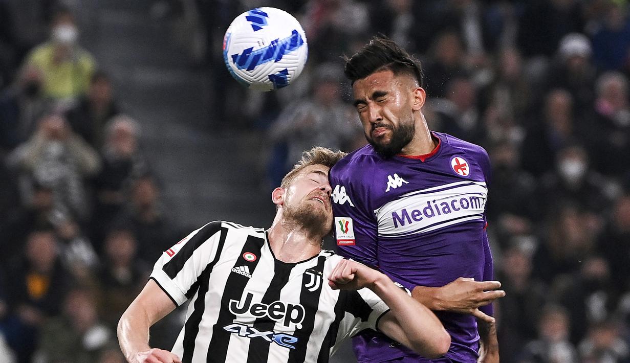 Fiorentina yang di leg pertama kalah 0-1, tampil lebih agresif dengan unggul penguasaan bola. Nicolas Gonzalez (kanan) dkk mampu menguasai jalannya permainan mencapai 68 persen dibanding Juventus. (LaPresse via AP/Marco Alpozzi)