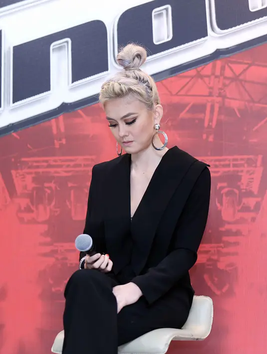 "Dulu penyanyi cilik harus membawakan lagu anak-anak. Kalau sekarang penyanyi cilik atau dewasa, beda umur aja tapi selera musiknya sama. Mungkin tipsnya adalah terus dengerin referensi lagu," ujar Agnes di Kebon Jeruk. (Nurwahyunan/Bintang.com)