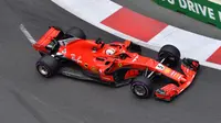 Pembalap Ferrari, Sebastian Vettel, mencatat waktu lap tercepat pada latihan bebas ketiga F1 GP Baku, Sabtu (28/4/2018). (Twitter/F1)