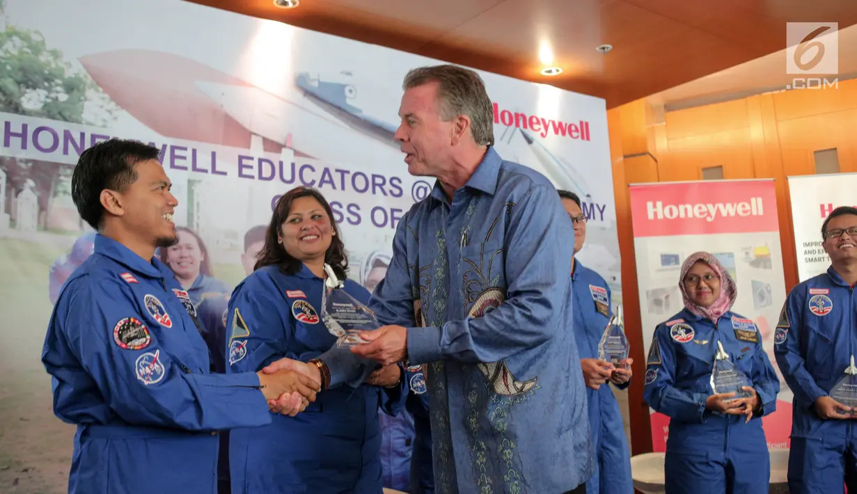 Presiden Honeywell Indonesia, Alex J. Pollack memberikan penghargaan kepada guru peserta HESA (Honeywell Educators at Space Academy) 2017 di Jakarta, Rabu (4/10). (Liputan6.com/Faizal Fanani)