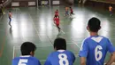 Aksi para penyandang tuna rungu saat bertanding pada Kejuaraan Futsal Tuna Rungu di GOR Ciracas, Jakarta, Sabtu (7/11/2015). (Bola.com/Vitalis Yogi Trisna)